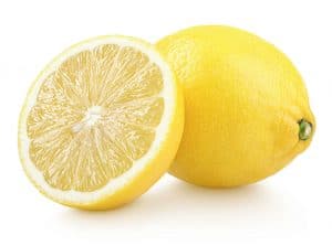 Der skal citronsaft i den råstegte kartoffelsalat